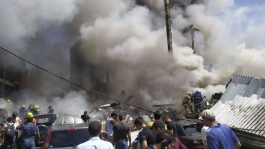 Мощна експлозия избухна около 13 часа местно време в търговския