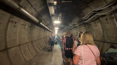 Десетки хора останаха блокирани с часове в тунела под Ламанша