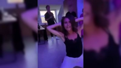 Ново палаво видео: Сана Марин танцува с певец в нощен клуб