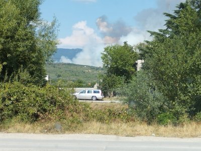 Пожар избухна до военния полигон в Казанлък
