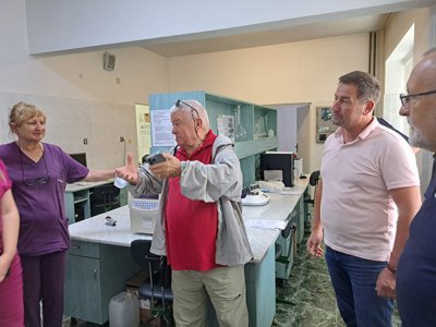 Шефкет Чападжиев посети болницата, на която дари $1 млн. (СНИМКИ)
