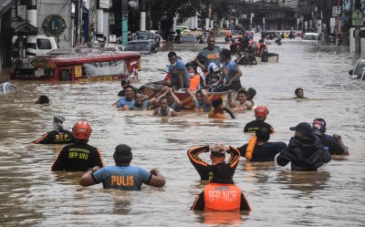 Тропическа буря доведе до евакуации във Филипините