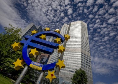 Икономиката на еврозоната се свива отново