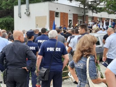 Стотици колеги близки и приятели на загиналите бургаски полицаи Атанас