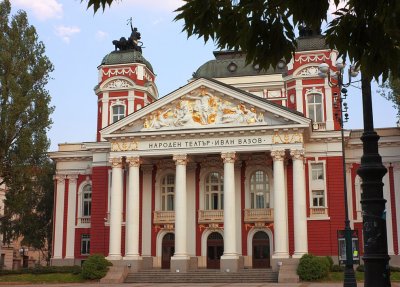 Дете пострада при падане в градинката пред Народния театър съобщи БНР В