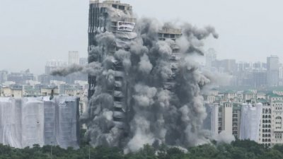 Взривиха два небостъргача в Индия