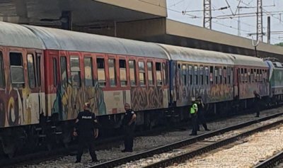 Десетки полицаи с автомати проверяват влака от Бургас за София