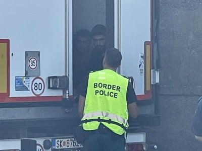 Откриха 100 мигранти в камион в Бургас