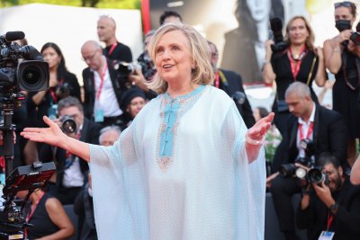 Хилари Клинтън премина по червения килим на кинофеста във Венеция