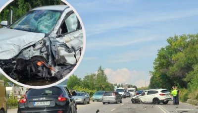Тежка катастрофа в София: Кола е смачкана до неузнаваемост, има пострадал (снимка)