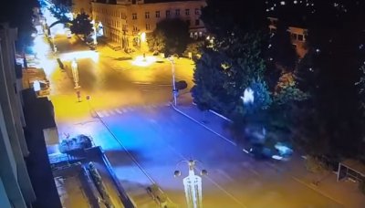 Син на полицай помете автобусна спирка в Търново