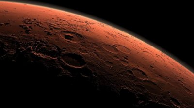На червената и прашна повърхност на Марс на близо 100