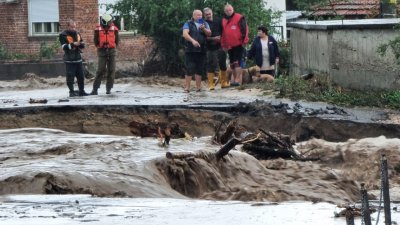 Отмъкват ботуши и лопати в наводненото село Каравелово