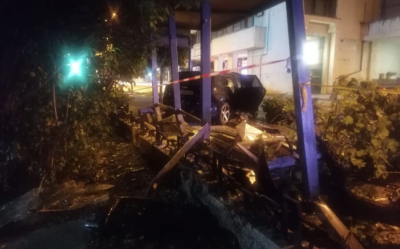 Кола се вряза в спирка на градския транспорт във Велико Търново