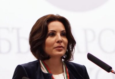 Леона Асланова дъщерята на политолога Юрий Асланов обяви че напуска