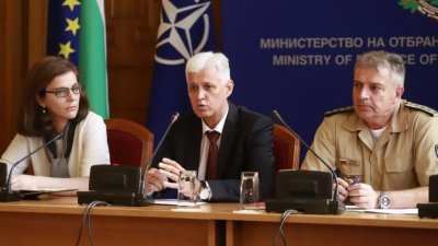Военният министър поема на ръчна потопа в Карловско 