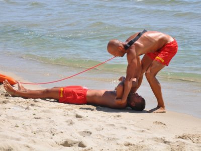 По малко спасители по морските плажове от днес Броят на туристите
