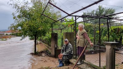 Десет дни след наводнението в Карловско водата в цялата община