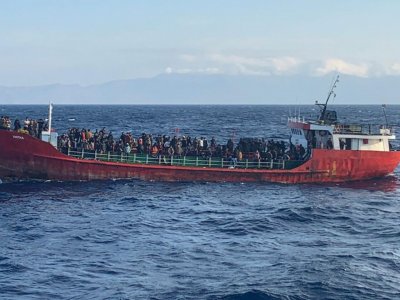 61 мигранти са спасени край Крит