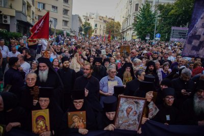 Хиляди религиозни и десни активисти протестираха в столицата на Сърбия