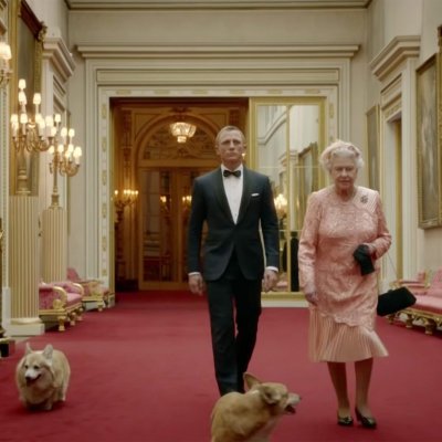 Двама агенти 007 почетоха Елизабет II