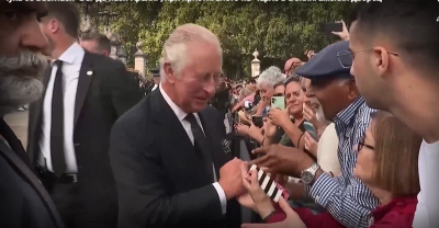 Крал Чарлз III посрещнат с овации от хиляди в Лондон (ВИДЕО)