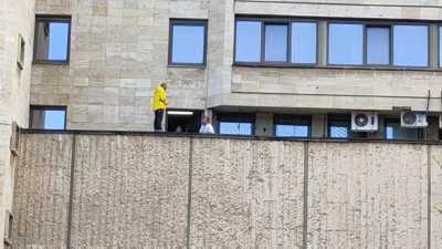 Мъж опита да се хвърли от хотел в Добрич, спряха го (ВИДЕО)