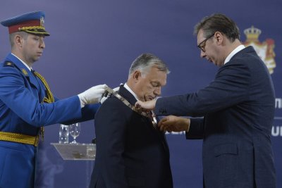 Президентът на Сърбия Александър Вучич връчи на унгарския премиер Виктор Орбан