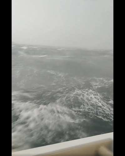 Смелчаги с малка лодка заснеха видео с брутални кадри от