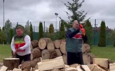 Беларуският диктатор Александър Лукашенко днес засне видеоклип как цепи дърва