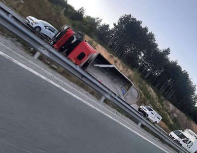 Камион се е обърнал на автомагистрала Струма на разклона за село Боснек в 7 30