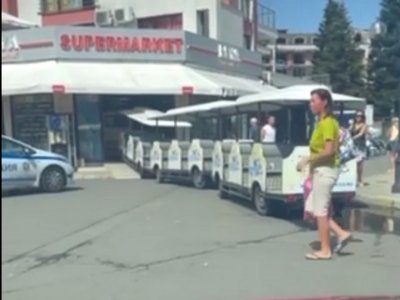 Атракционно влакче се вряза в супермаркет Фея в Слънчев бряг