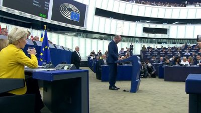 Депутатите от Европейския парламент освиркаха шумно лидера на Европейската народна