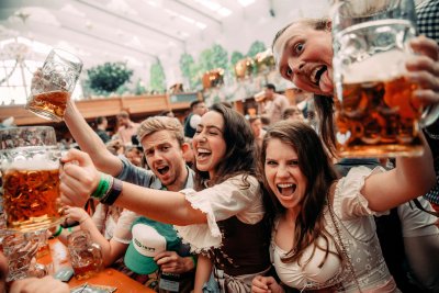 Прочутият бирен фестивал в Мюнхен  Октоберфест се завръща след двегодишно