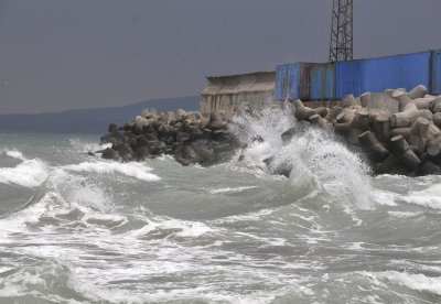 Няколко купесто дъждовни ядра се движат над Черноморието Порой със силен