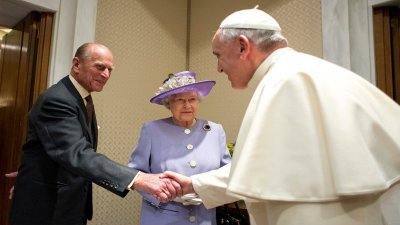 Папа Франциск няма да присъства на погребението на кралицата в понеделник съобщиха