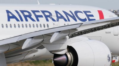 Стачка отменя половината полети във Франция в петък