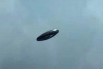Висококачествени снимки на НЛО, летящо над гараж, предизвикаха голям фурор