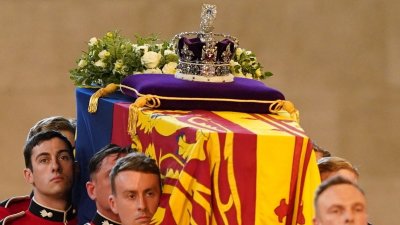 Днес в 13 00 ч  българско време започна погребението на кралица Елизабет