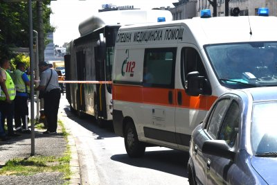 19-годишен шофьор се заби в автобус, режат ламарини да извадят спътниците му