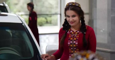 Бившата съветска република Туркменистан забрани на жените да използват козметика