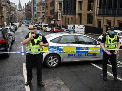 Мъж намушка с нож двама полицаи в Лондон