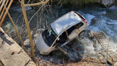 18 годишна неопитна шофьорка падна с колата си в река в