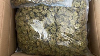 Митничари задържаха близо 5 кг марихуана укрита в куриерска пратка  информира