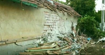 Камион се вряза в къща в плевенското село Згалево Шофьорът