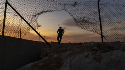 Бус премина през защитната ограда на границата ни с Турция