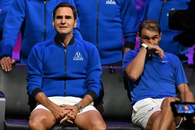 Ред сълзи... Федерер се оттегли със зрелищен мач рамо до рамо с Надал