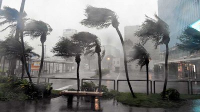 Четирима души са загинали след като тайфунът Нанмадол връхлетя Япония