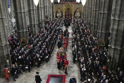 Близо 250 000 души са почели кралицата на поклонението в Уестминстър хол
