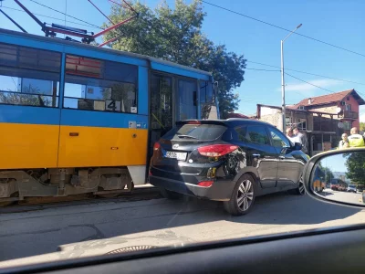 Трамвай помете кола на бул. „Константин Величков”